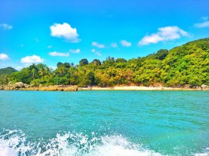 Picture of an island from a boat in Thailand